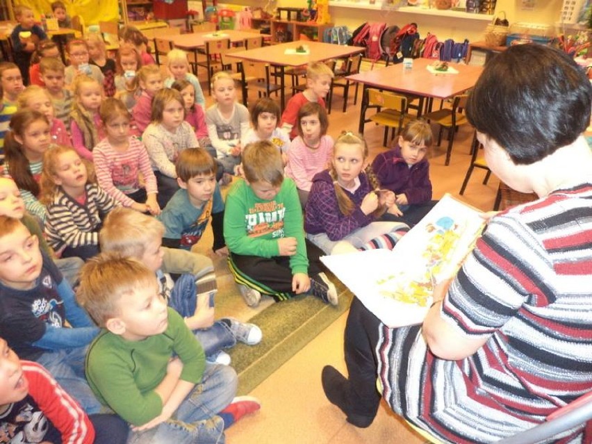 Kamila Wittbrodt czyta bajki w SP Puck