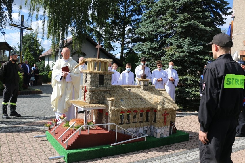 Dożynki 2021 w Rusinowicach i Strzebiniu - zdjęcia. Wspaniały wieniec w kształcie kościoła!