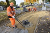 Powiatowe chodniki w Sieradzu jak nowe. Przy ul. Leszka Czarnego już służy pieszym, remont przy Zajęczej właśnie finiszuje ZDJĘCIA