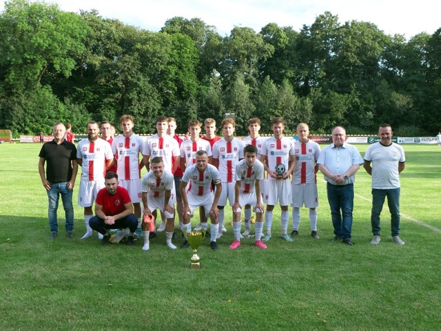 Orzeł Przeworsk *biało-czerwone stroje) wywalczył Puchar Burmistrza Miasta Przeworska.