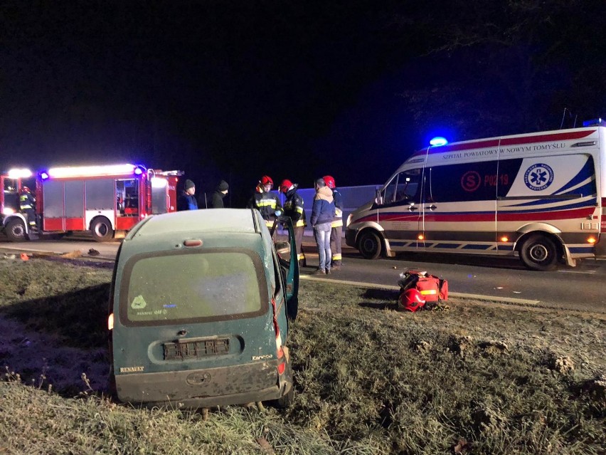 Fatalny wypadek na obwodnicy Nowego Tomyśla. Kierująca Renaultem wypadła z samochodu na skutek zderzenia [ZDJĘCIA]
