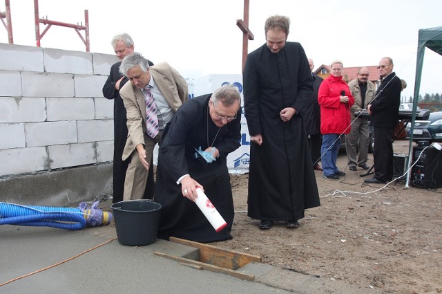 Poświecenia hospicjum dokona biskup Edward Dajczak. Na zdjęciu wmurowanie aktu erekcyjnego hospicjum, co miało miejsce w ub. roku.