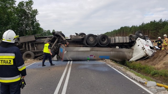 Niebezpieczny wypadek na drodze krajowej nr 5 pod Bydgoszczą. Cysterna z mlekiem przewróciła się na jezdnię. Droga jest zablokowana, a utrudnienia potrwają kilka godzin. Sprawca wypadku odjechał z miejsca zdarzenia.