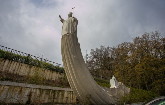 - Nie budujcie mi pomników. Zróbcie coś dobrego dla ludzi - powiedział przed laty Karol Wojtyła. Patrząc na jego pomnik w Sopocie, który znajdziemy przy Kościele Zesłania Ducha Świętego, trudno ukryć, że miał świętą rację...