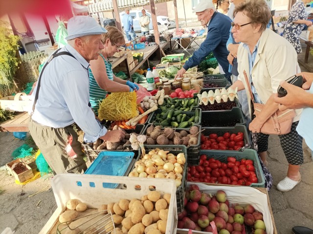 Dni targowe w Jaworznie to wtorek i piątek. Wtedy, od 4 rano, na Mały Rynek do Jaworzna zjeżdżają się sprzedawcy. Są tu od lat, niektórzy od 50. Ruch zaczyna się zazwyczaj od 5. To stare serce miasta. Obecnie podobno targ tu nie jest już taki jak kiedyś...