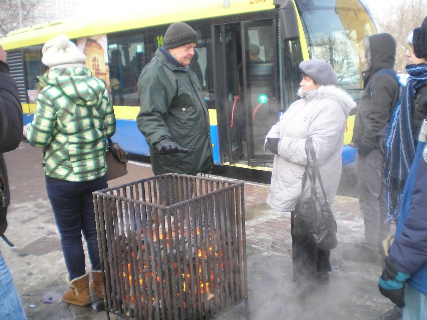 Czekający na autobus chętnie grzeją się przy koksownikach