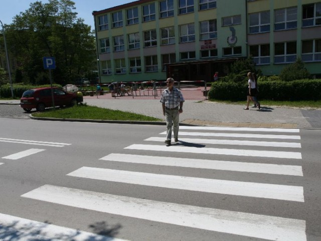 Mieszkańcy ulicy Gagarina w Kielcach uważają, że w przed tym przejście dla pieszych i sąsiednim trzeba zamontować progi zwalniające.