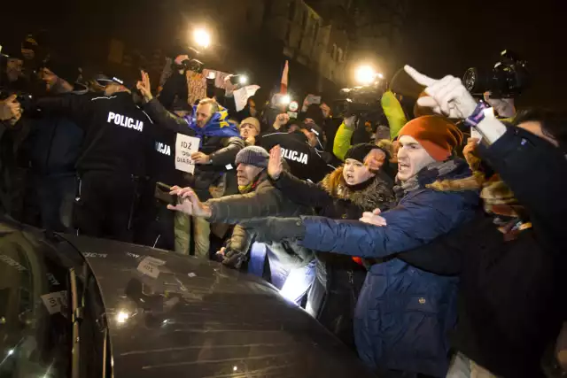 Pikietujący próbowali zablokować wjazd polityków PiS