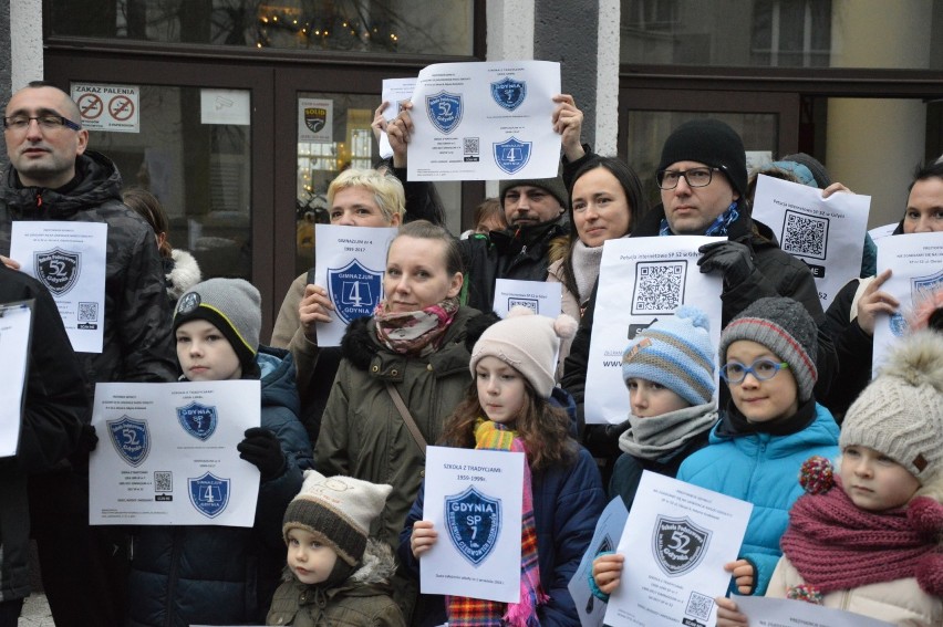 Protest przeciwko likwidacji SP 52 w Gdyni 3.01.2019