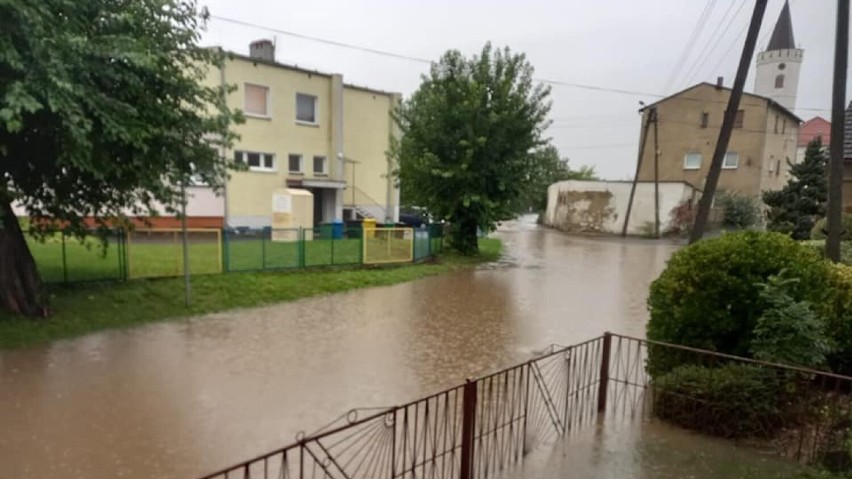 Ulewne deszcze przechodzą nad Opolszczyzną. Zalania w gminie...