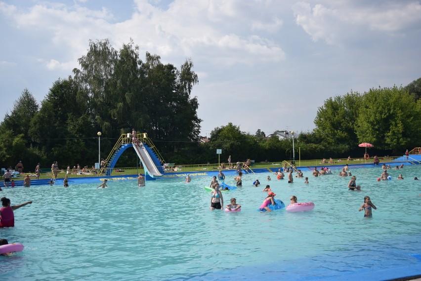 Wieluński basen jednym z najchętniej wybieranych miejsc podczas upalnych dni[ZDJĘCIA]
