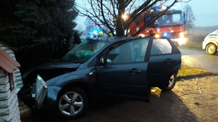 Wypadek w miejscowości Borowa (gm. Gidle). 18-latek wjechał w ogrodzenie, 4 osoby ranne [ZDJĘCIA]