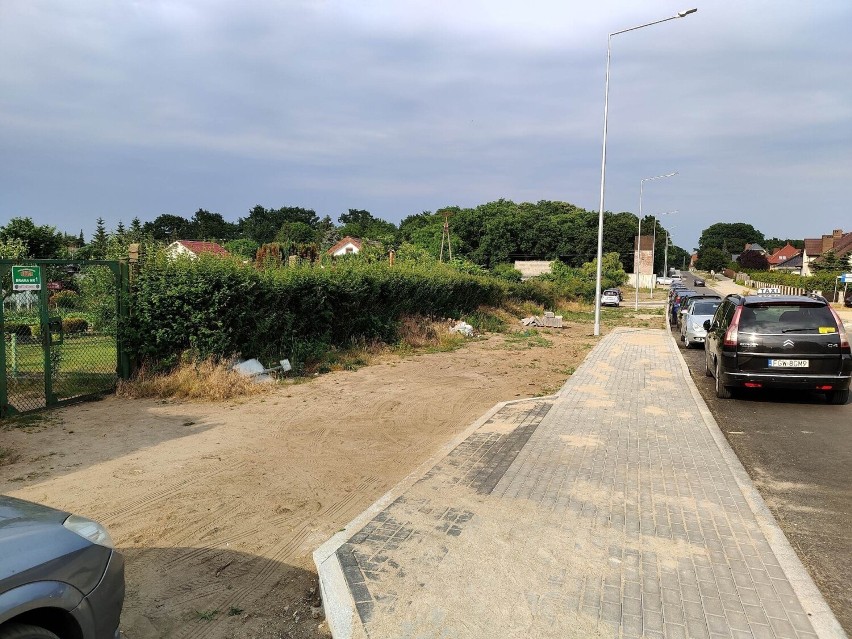 W Kostrzynie nad Odrą wybudowano drogę, ale zapomniano o parkingach dla działkowców. Dziesiątki osób nie mają gdzie zostawić swoich aut