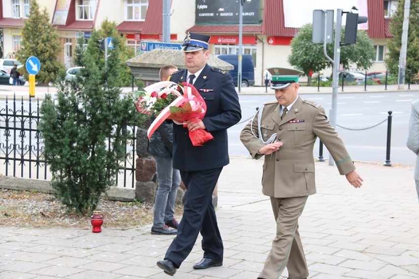 Nie zapomnieli o rocznicy napaści ZSRR na Polskę. Złożyli kwiaty i zapalili znicze (zdjęcia)