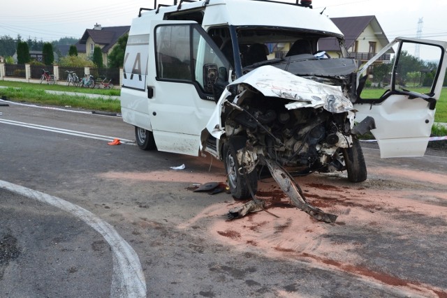 Busem jechała z Powiśla ekipa zajmująca się układaniem brukowej kostki. Celem ich podróży było Bielsko. Już na początku trasy samochód pełen ludzi uderzył w tira. Rannych zostało aż siedem osób