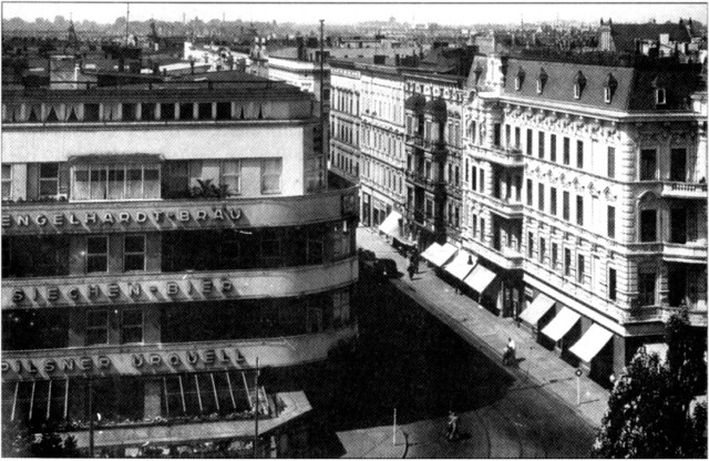 Piwne reklamy na elewacji, a także tory tramwajowe, na dzisiejszej ulicy E.Bałuki.
HAUS PONATH na rogu ul Niepodległości i Obr. Stalingrad