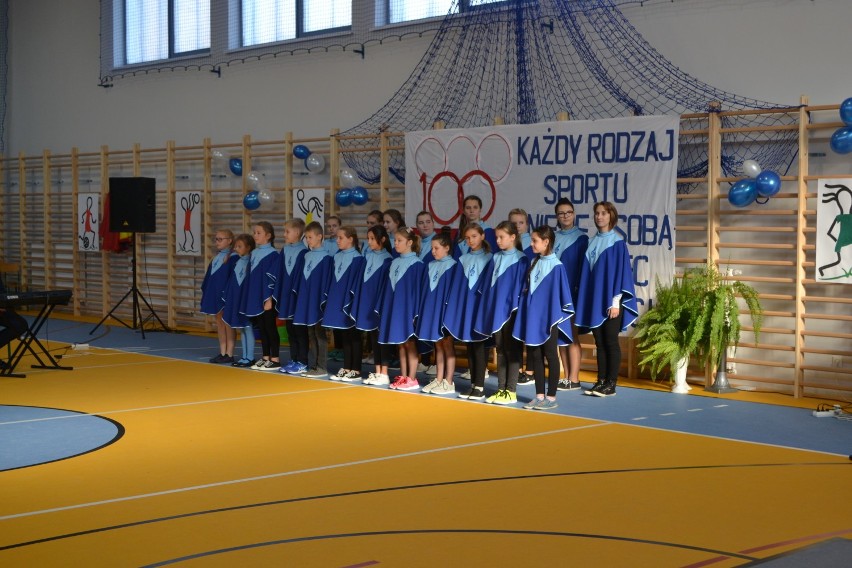 Szkoła Podstawowa w Kłodawie ma nową salę gimnastyczną. Za dwa tygodnie do użytku zostanie oddane boisko wielofukcyjne [ZDJĘCIA]