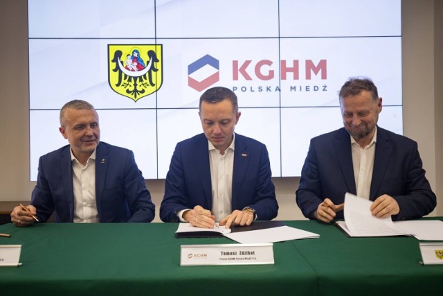 Od lewej: wiceprezes KGHM Marek Świder, prezes KGHM Tomasz Zdzikot oraz prezydent Lubina Robert Raczyński.