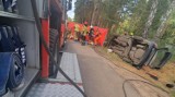 WSCHOWA. Wypadek w Radzyniu. VW passat uderzył w słup telekomunikacyjny [ZDJĘCIA]
