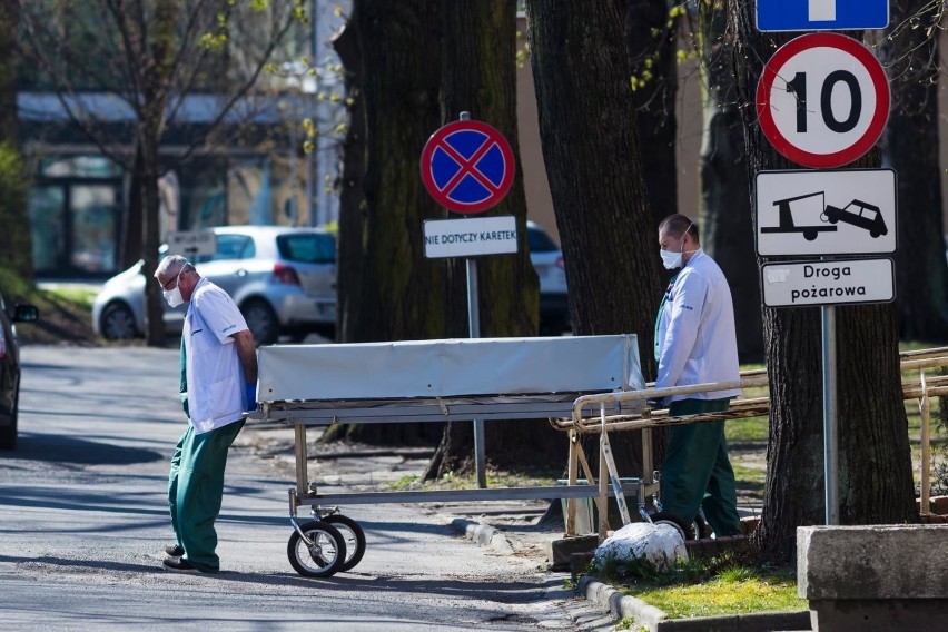 Koronawirus w Polsce zbiera coraz większe śmiertelne żniwo....
