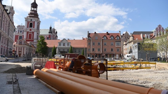 Na terenie Kolegiaty zaprojektowano budynek podziemny, w którym znajdą się urządzenia służące bieżącej obsłudze placu m.in.: wentylatornia pomieszczeń ekspozycyjnych, sterownia i zbiornik wyrównawczy dla fontanny, system zarządzania oświetleniem, a także skrzynki energetyczne i infrastruktura teletechniczna.

Kolejne zdjęcie --->