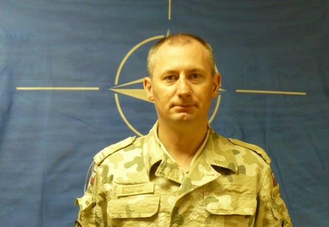 VII zmiana PKW w Afganistanie - ppłk Piotr Fajkowski (tutaj w mundurze polowym w barwach pustynnych) był Dowódcą Zgrupowania Bojowego "Bravo" wchodzącego w skład VII zmiany.