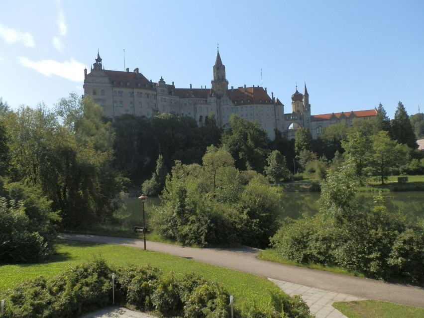 Zamek Sigmaringen poch. z XI w. jest obecnie w posiadaniu...