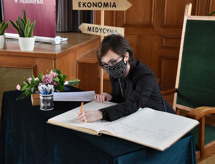 Malbork. Zakończenie roku szkolnego klas maturalnych w I LO [ZDJĘCIA]. Skromne uroczystości w reżimie sanitarnym 