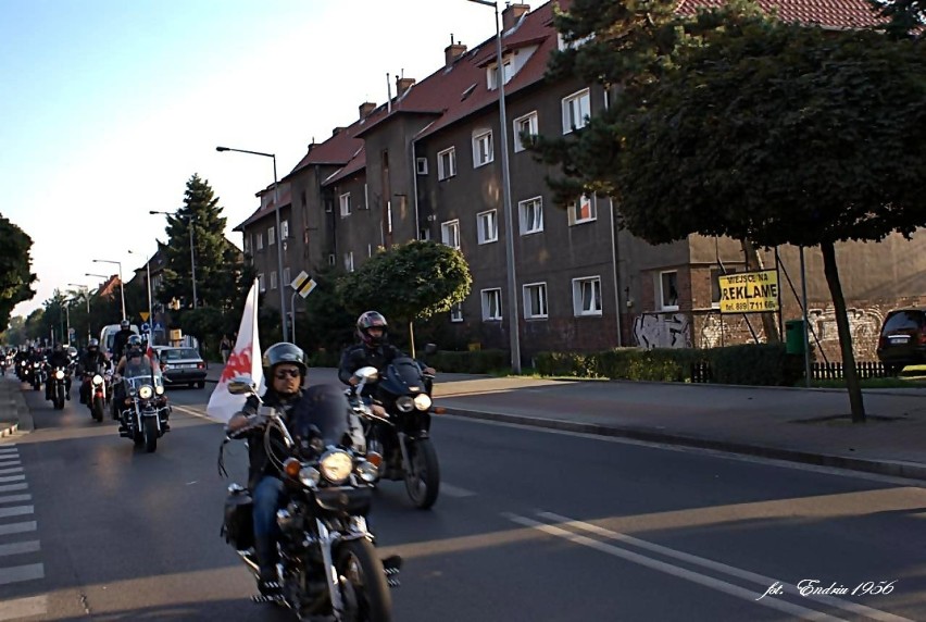 Przejazd 100 motocykli ulicami miasta i złożenie kwiatów pod Pomnikiem Sybiraków