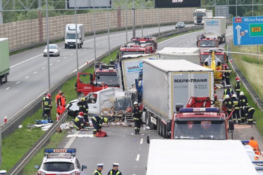 Karambol na A4! Rannych zabrał śmigłowiec [NOWE ZDJĘCIA]