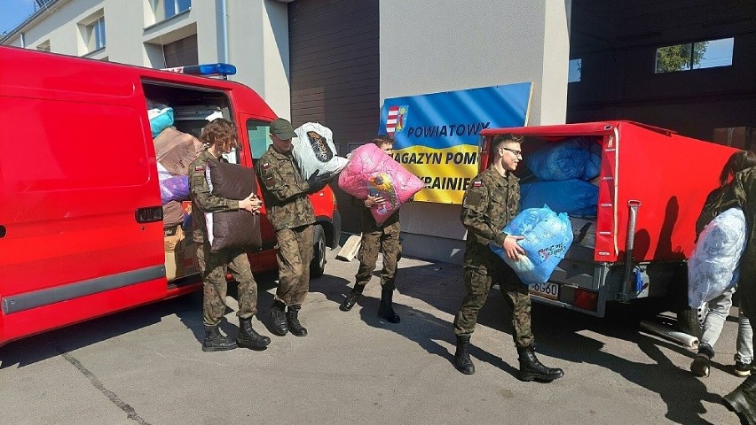 Mieszkańcy Opoczna i powiatu pomagają Ukrainie. Setki darów trafiają do uchodźców [ZDJĘCIA]