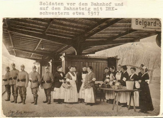 Na peronie dworca kolejowego w Koeslinie w 1917r.