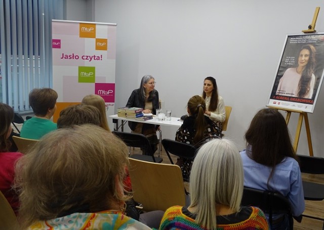 Spotkanie z Ałbeną Grabowską, autorką "Stulecia Winnych" odbyło się w Miejskiej Bibliotece Publicznej w Jaśle