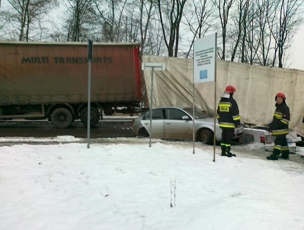 Do zdarzenia doszło 18 stycznia, tuż po godzinie 15 na ulicy Bakończyckiej. Kierujący ciężarowym iveco z przyczepą na ostrym łuku drogi stracił panowanie nad samochodem, w wyniku czego przyczepa przewróciła się wprost na nadjeżdżające z przeciwka osobowe audi. Nikomu na szczęście nic się nie stało. Do szpitala trafiła pasażerka audi, 27-letnia mieszkanka Przemyśla, która jest w ciąży.

Kierowca dostał zawału serca i zmarł [zdjęcie]
