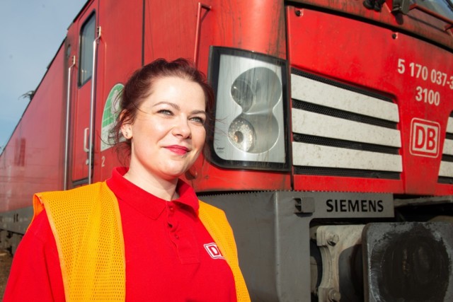 Ewelina Grajnert, pierwsza kobieta maszynistka w mającej swą siedzibę w Zabrzu firmie DB Cargo Polska