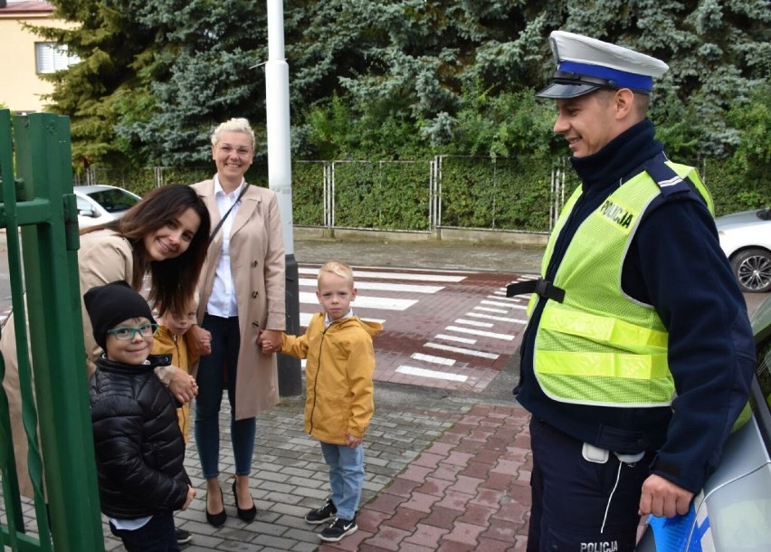 Działania „Bezpieczna droga do szkoły”. Jarosławscy policjanci pilnują bezpieczeństwa pieszych i kierowców przy szkołach