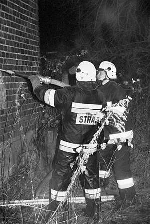 Będzińscy strażacy, wspierani przez ochotników, całą noc walczyli z pożarami w Grodźcu.