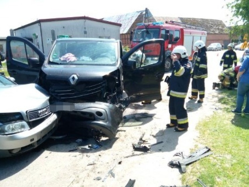 Wypadek w Sławsku. Bus zderzył się z osobówką, jedna osoba ranna [ZDJĘCIA]