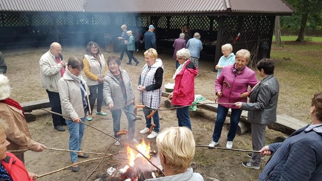 Członkowie Uniwersytetu Trzeciego Wieku podczas obchodów Święta Pieczonego Ziemniaka, które miały miejsce 1 października br.