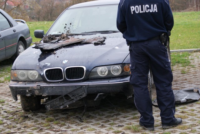 16 listopada br. po godzinie 14.00 na ul. Gdańskiej w Braniewie doszło do wypadku drogowego z udziałem motorowerzysty. Ze wstępnych ustaleń policjantów wynika, że kierujący pojazdem marki BMW nie zachował bezpiecznej odległości od jadącego przed nim motoroweru i uderzył w jego tył, powodując wywrócenie skutera, a następnie odjechał z miejsca wypadku.

Zobacz ponadto: Indykpol AZS Olsztyn - Lotos Trefl Gdańsk 0:3 [zdjęcia z parkietu]