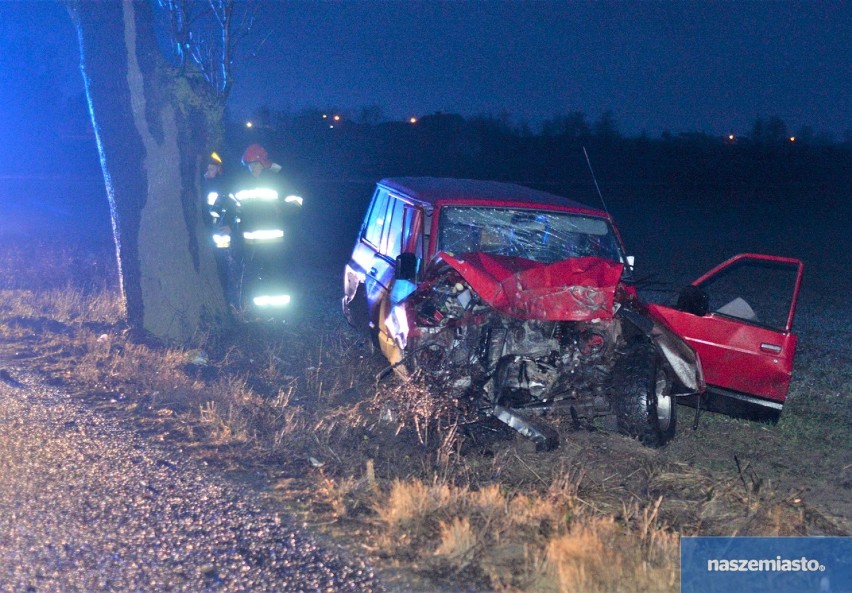 Poważny wypadek w regionie. Kierowca nissana uderzył w trzy drzewa [zdjęcia]                        