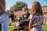 Brodnica. Dzieci zajęły się rzemiosłem sprzed lat. Czerpały papier i robiły naczynia. Jak sobie poradziły? Zobaczcie na zdjęciach!