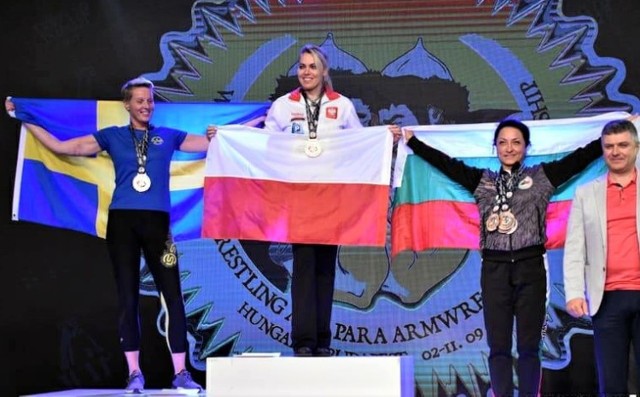 Marlena Wawrzyniak (Arm Fanatic Sport Grudziądz) n najwyższym stopniu podium, zdobyła złoto na prawą i lewą rękę podczas mistrzostw świata w Budapeszcie