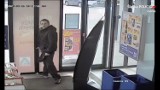 Groził ochroniarzowi nożem w jednym ze sklepów w Zabrzu. Policja publikuje nagranie. Rozpoznajecie?