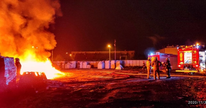 Nowy Staw. Nocny pożar składowiska odpadów [ZDJĘCIA]. Płonęły tworzywa sztuczne