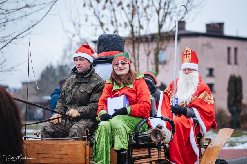 Mikołaj w Palowicach. Przyjechał bryczką, rozdawał dzieciom bombony na ulicy! 