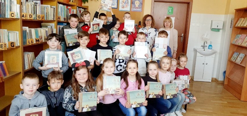 Uczniowie klas pierwszych złożyli przyrzeczenie i oficjalnie stali się czytelnikami szkolnej biblioteki SP nr 6 w Kościerzynie ZDJĘCIA