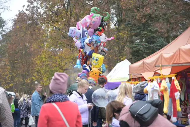 Maski halloweenowe, zabawki, balony, słodycze można kupić przy cmentarzu w Grudziądzu we Wszystkich Świętych