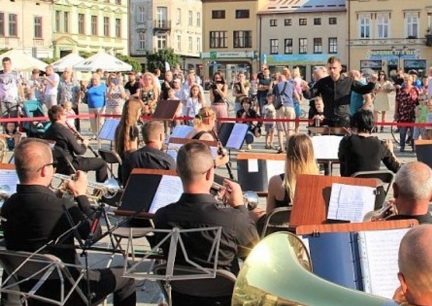 Na Rynku w Oświęcimiu premierowy koncert Miejskiej Orkiestry Dętej w nowej odsłonie [ZDJĘCIA]