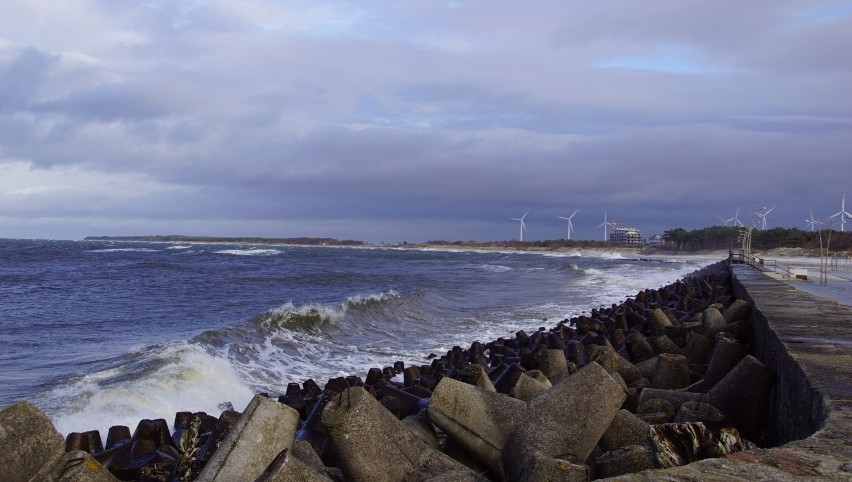Sztormowa pogoda na Bałtyku. W Darłówku fale przykrywają falochron [ZDJĘCIA]